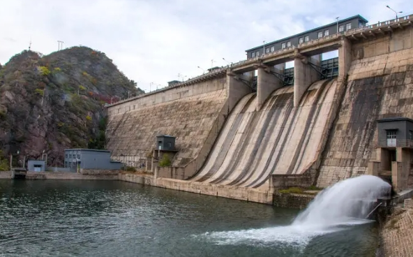 如何利用物联网技术实现大坝安全实时监测？